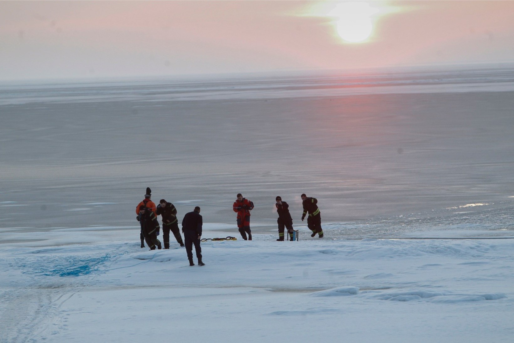 PÕHJATUUL PANI JÄÄ LIIKUMA: tänasest on Peipsi jää kalastajatele lukus