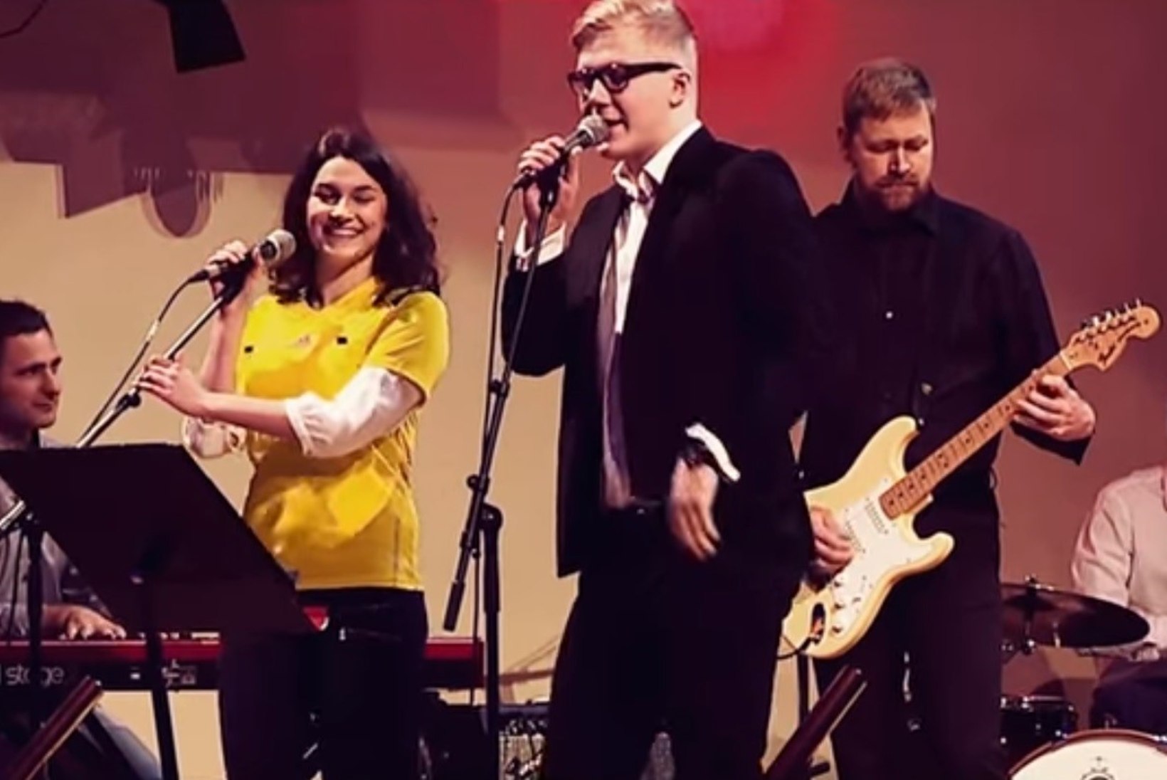 VIDEO | Mikk Mäe ja Lisanna Männilaane jalkateemaline kaver Singer-Vingeri hitist