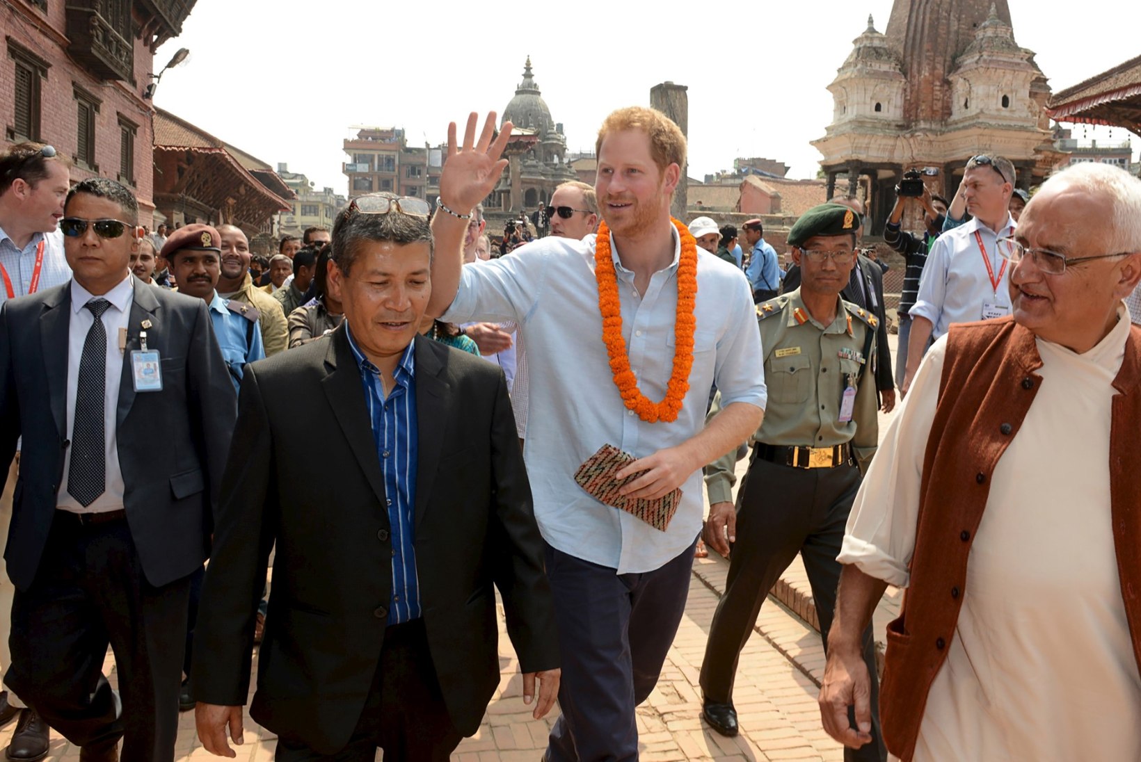 GALERII | tuhandete naiste ihaldusobjekt prints Harry tutvub Nepali traditsioonidega