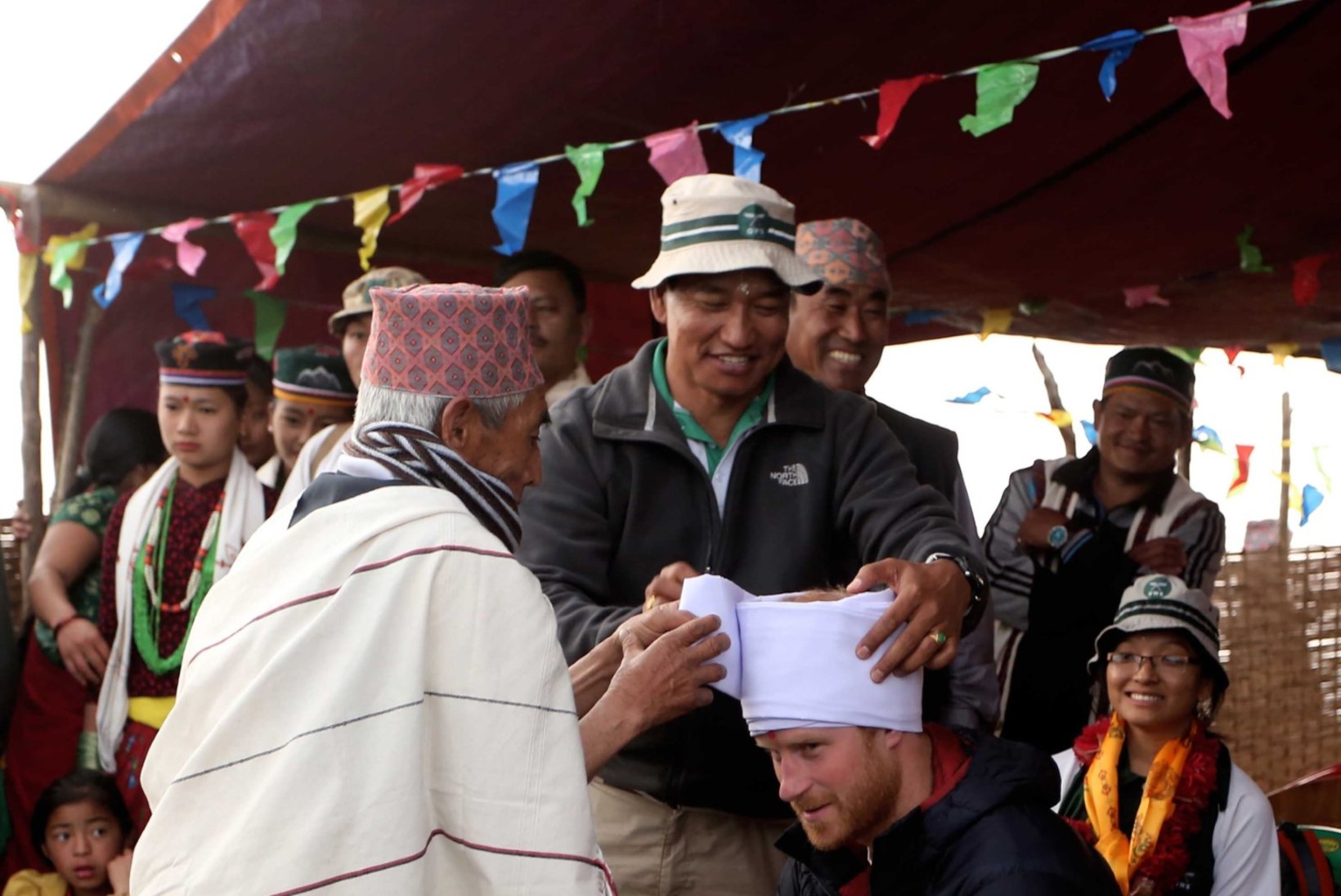 GALERII | tuhandete naiste ihaldusobjekt prints Harry tutvub Nepali traditsioonidega