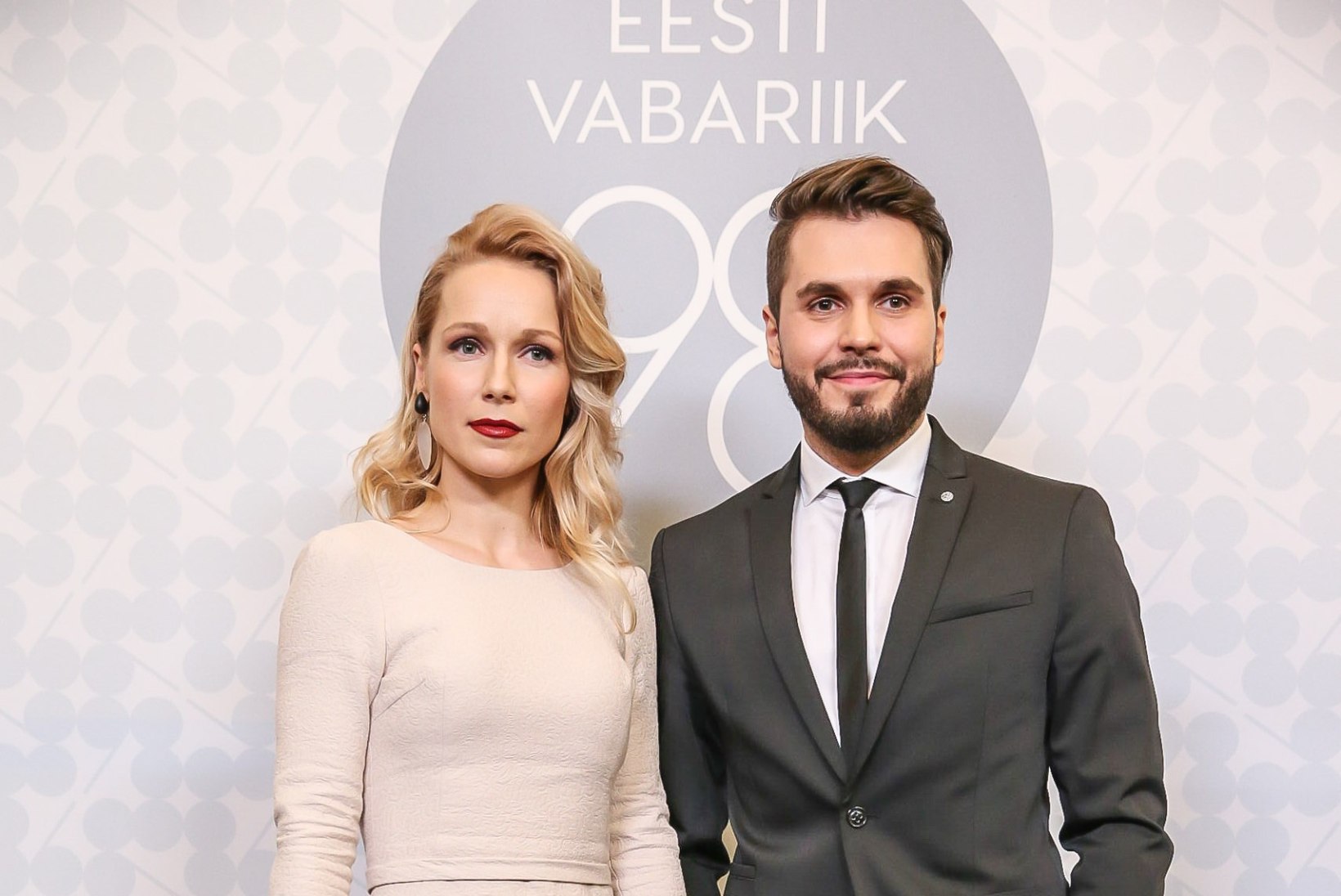 Viis tuntud Eesti daami annetavad vähihaigete heaks oma presidendi vastuvõtu kleidid 