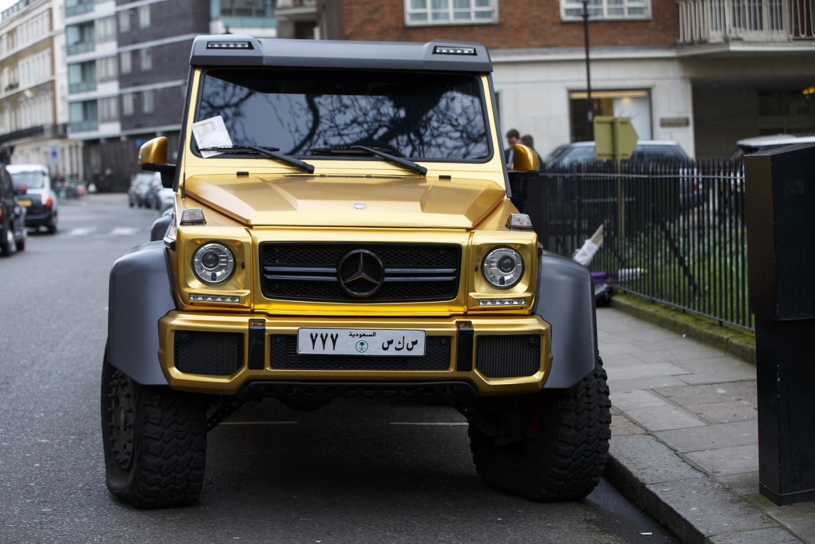 PILTUUDIS | Saudi  miljardäri kuldsed autod vapustavad londonlasi 