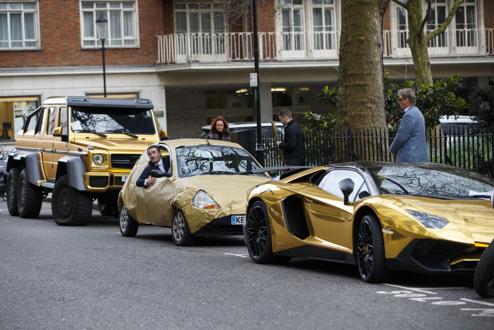 PILTUUDIS | Saudi  miljardäri kuldsed autod vapustavad londonlasi 