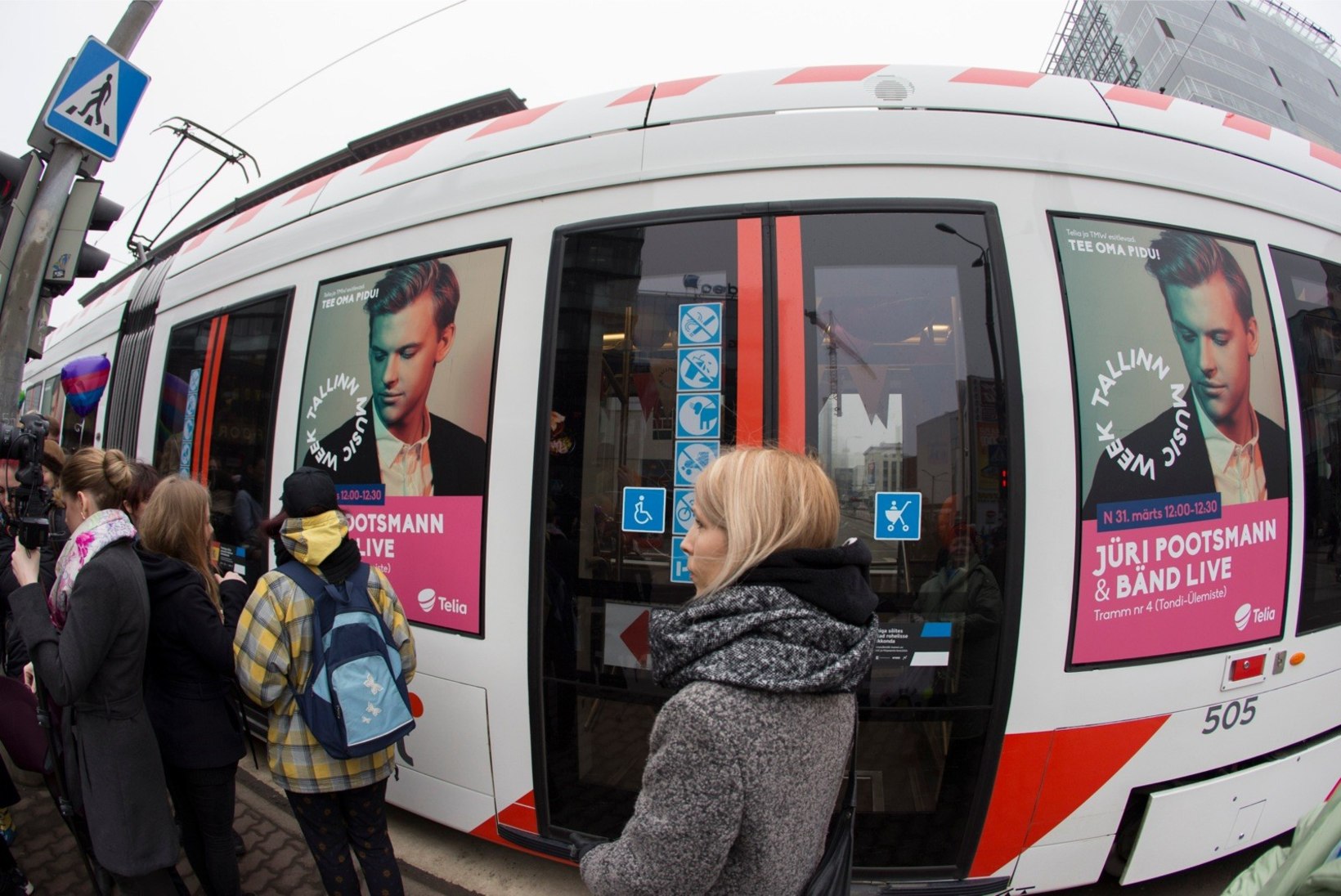 ÕHTULEHE VIDEO JA GALERII | Jüri Pootsmann andis trammis kontserdi: pidin meeles pidama, et kinni hoida