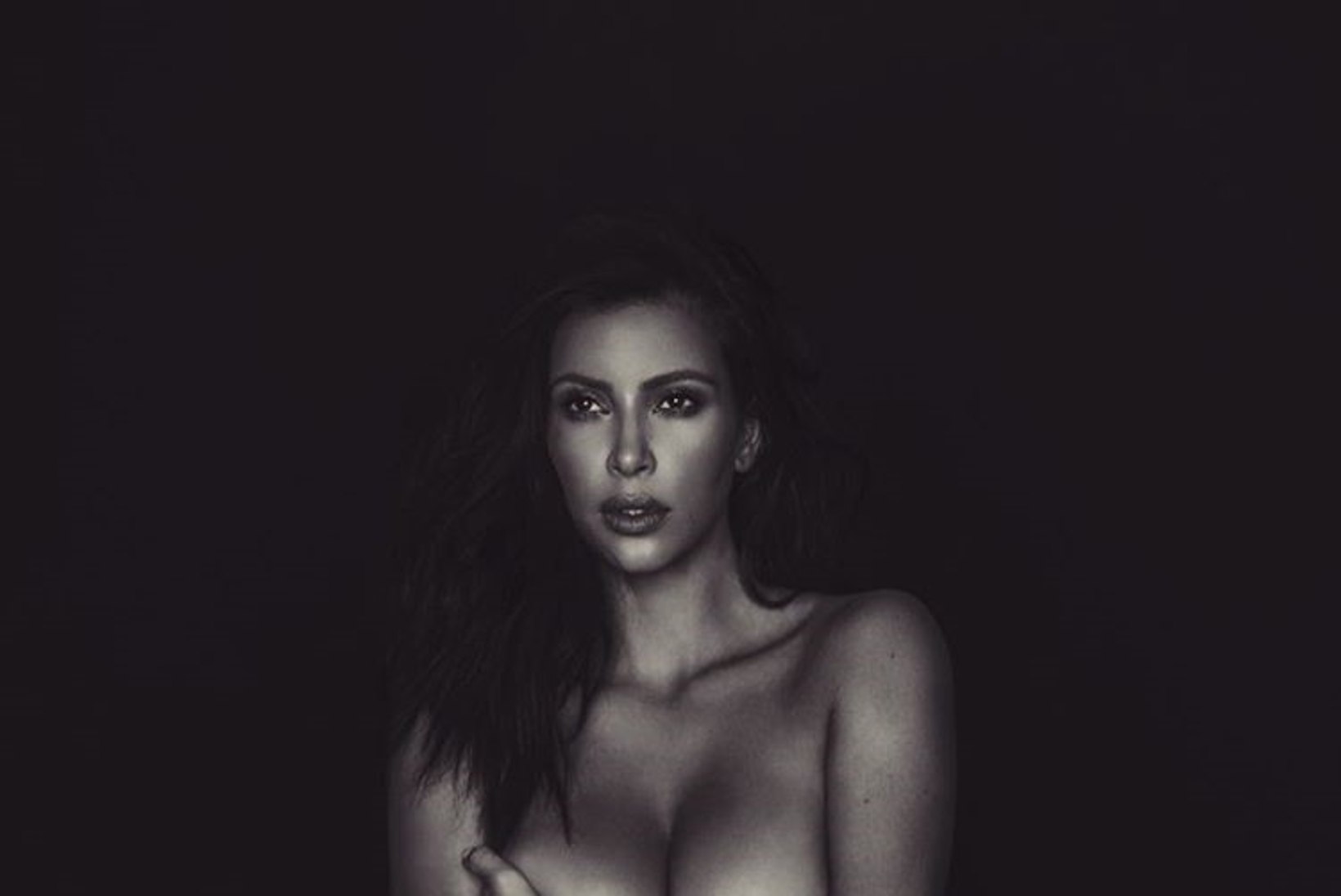 Kim Kardashian postitas Instagrami aktifoto: "Mul pole midagi selga panna."