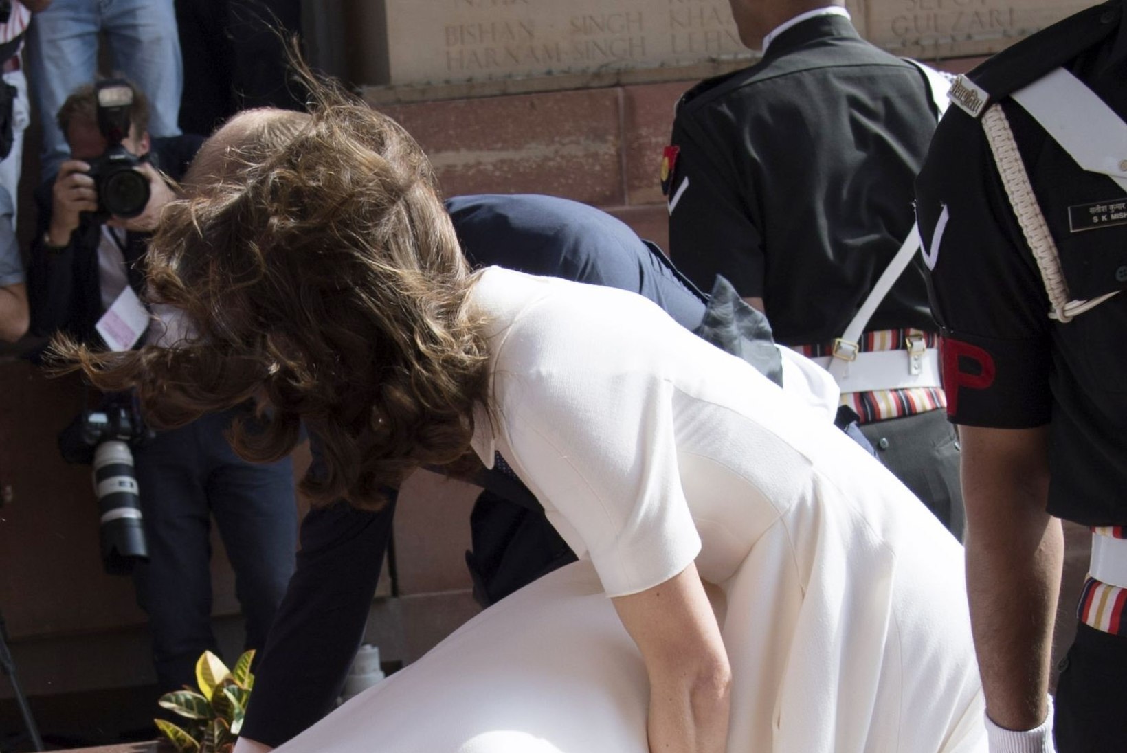 FOTOD | Hertsoginna Catherine jätkab India-visiiti: sinisele kleidile järgnes vallatu valge
