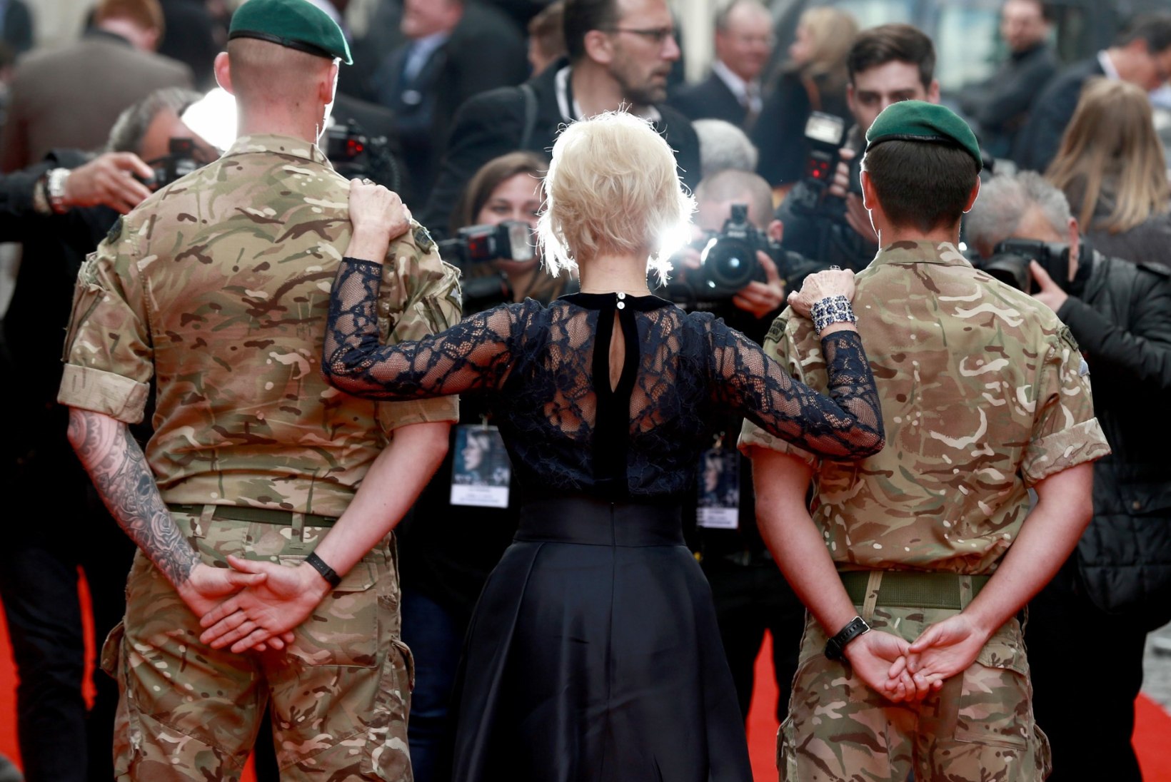 FOTOD | Särav Helen Mirren flirtis oma uue filmi esilinastusel sõduritega