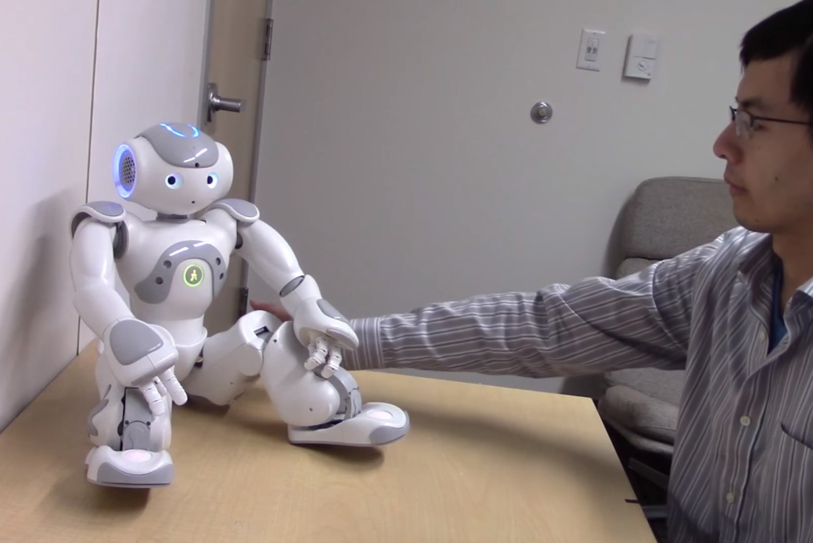 Roboti tagumiku patsutamine tekitab inimeses kelmikaid mõtteid