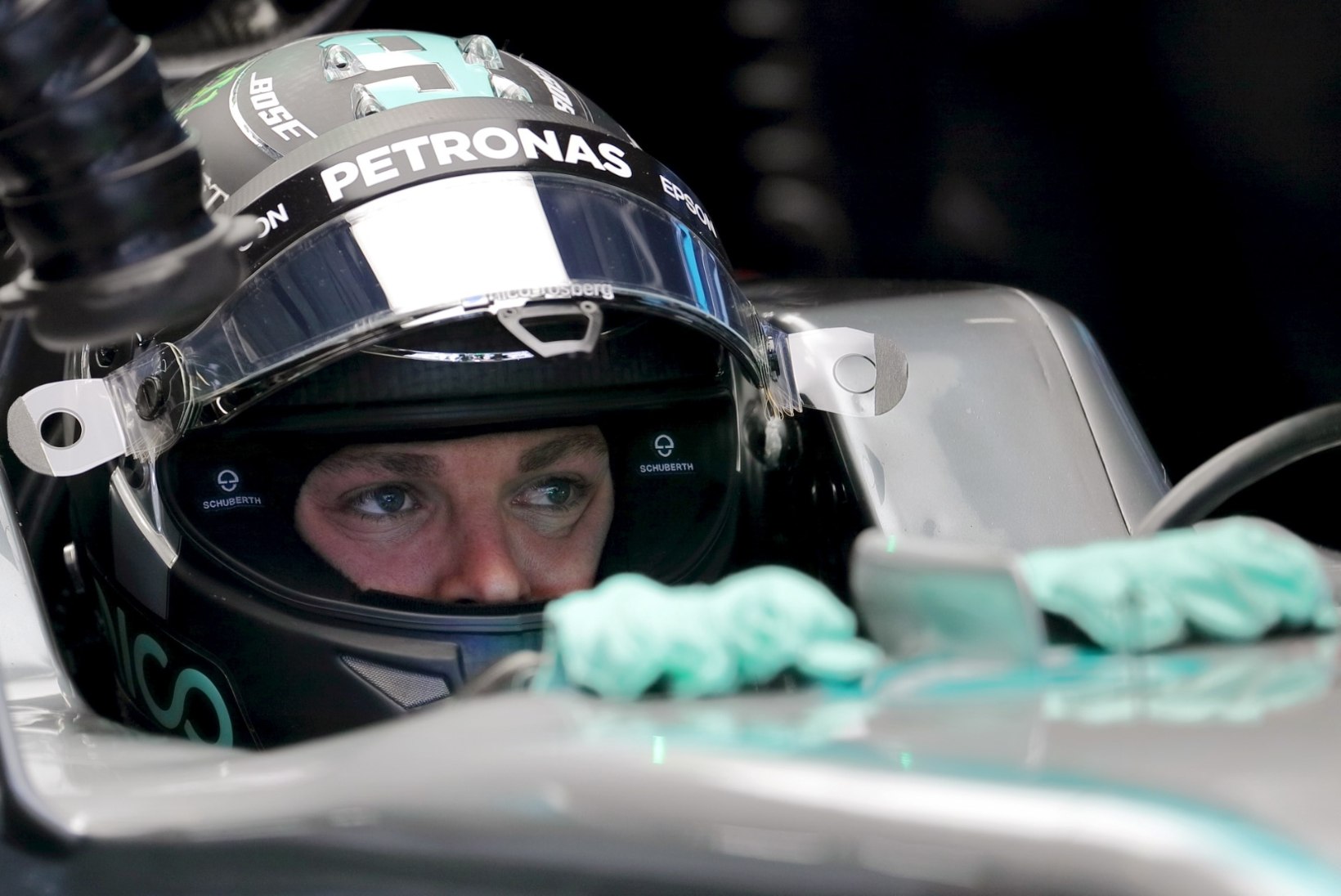 Kolmest etapist kolm võitnud Nico Rosbergi õlule laskus statistiline surve