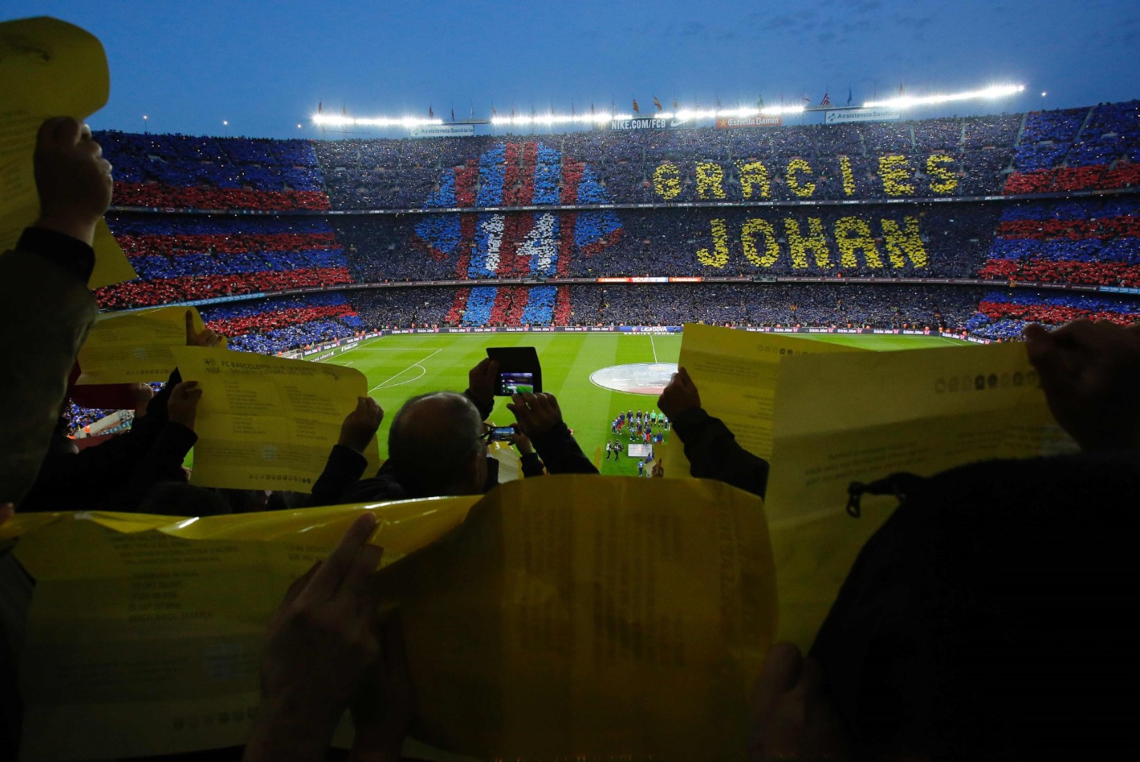 12 KAADRIT | Vägev, liigutav, ilus ja hõllanduslik mälestus Johan Cruyffile FC Barcelona kodustaadionil