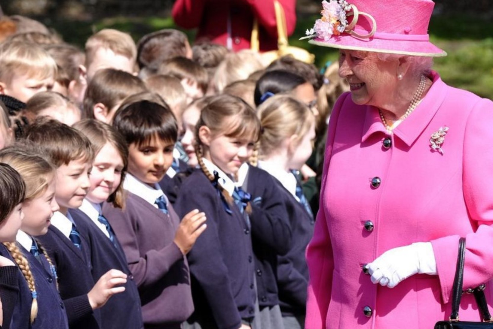 AHHETAMA PANEV DAAM: homme 90aastaseks saav kuninganna säras nooruslikus roosas!
