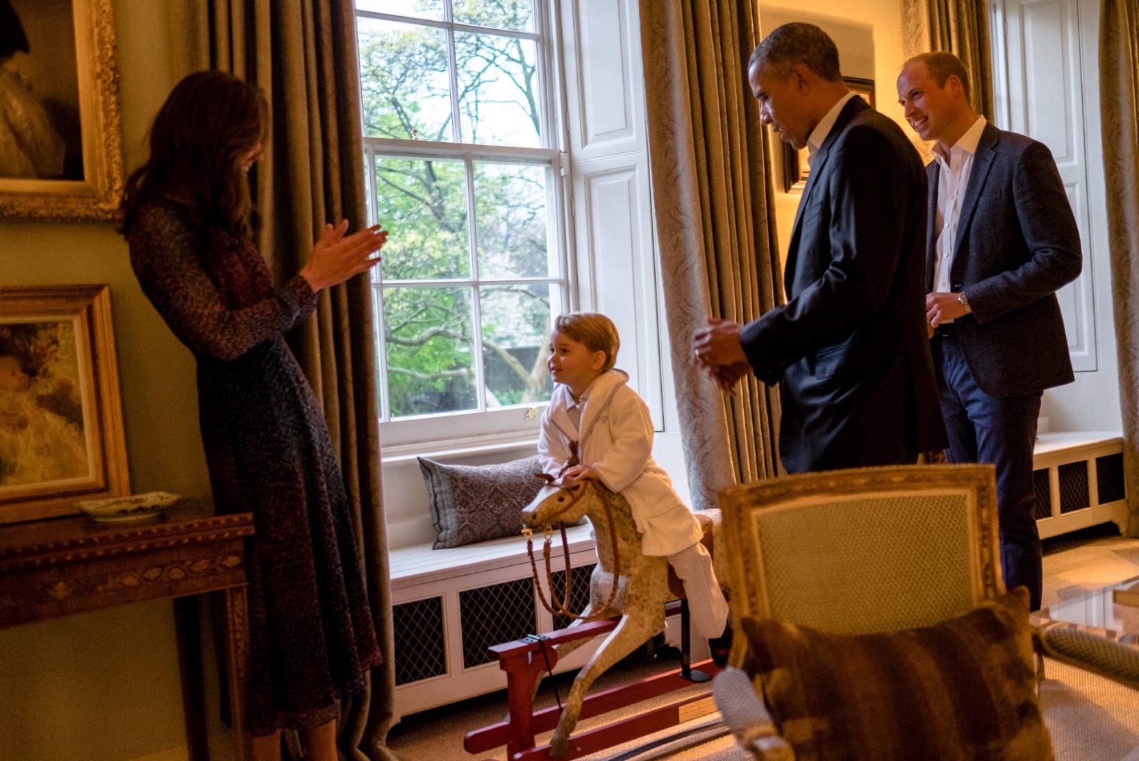 FOTOD | Briti pisiprints tänas Obamat, kes talle ligi kolm aastat tagasi kiikhobuse kinkis