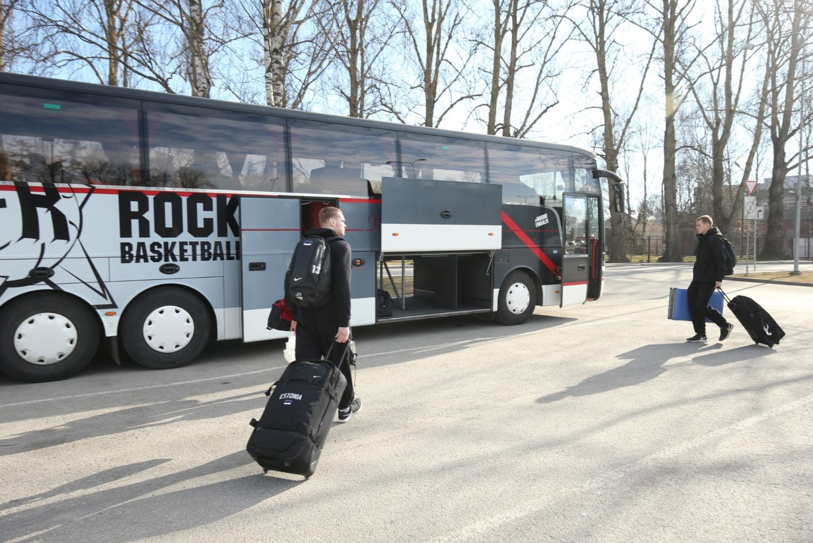 FOTOD | Kas sihtpunktis tuleb võit? TÜ/Rock alustas mugava bussiga teed otsustavale Balti liiga finaalmängule!
