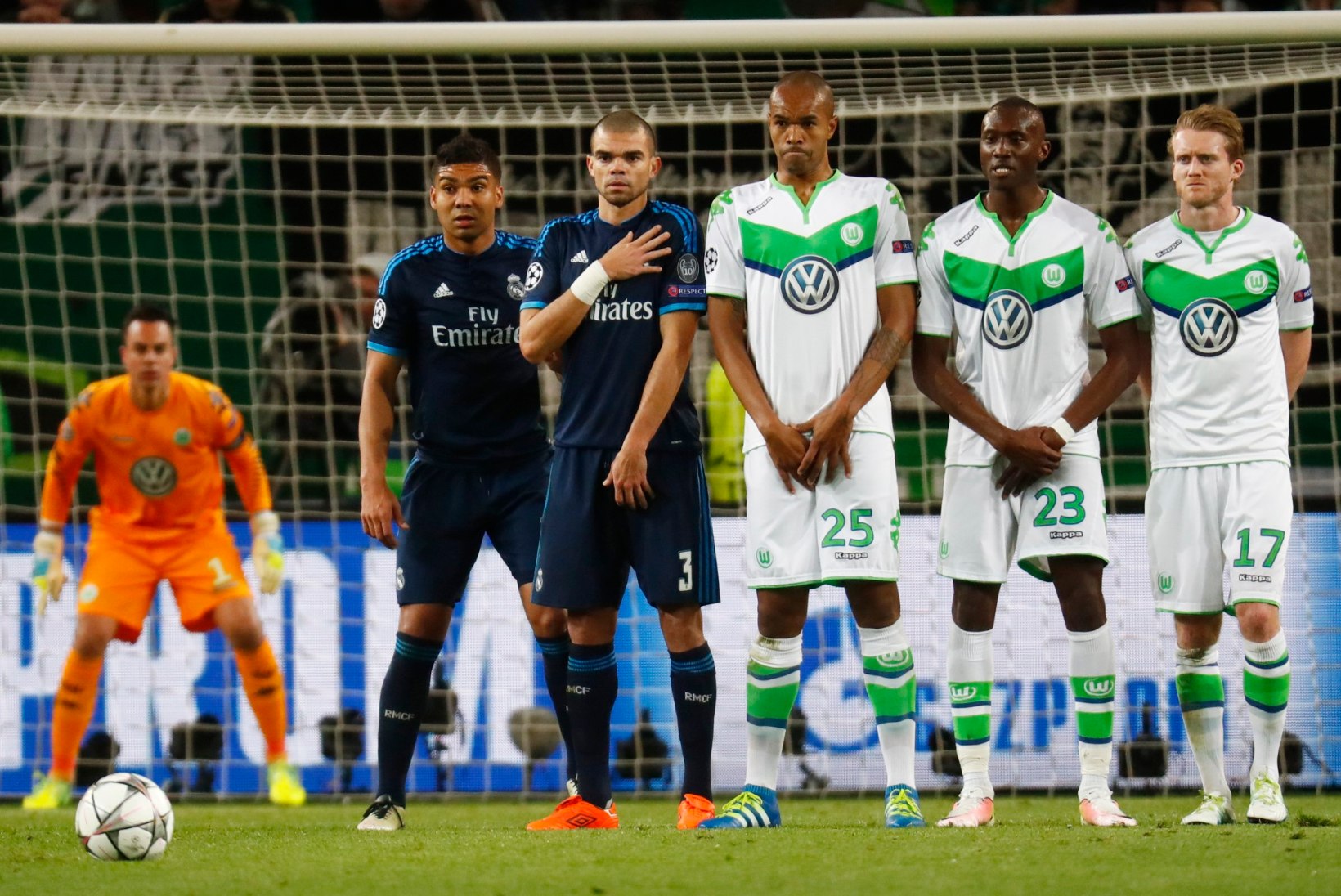 GALERII | ERAKORDNE ÕHTU: Wolfsburg šokeeris Euroopat, rikkurklubid tegid teineteisele kingitusi
