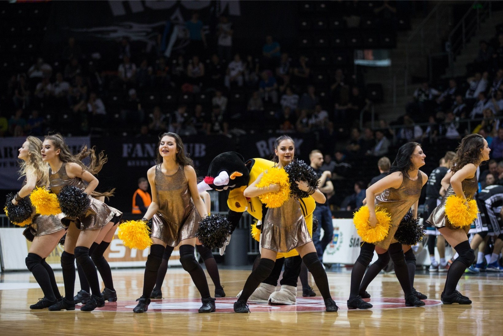 GALERII | HAAVALE SOOLA! Šiauliai meelad tantsutüdrukud kütsid Balti liiga finaali kuumaks