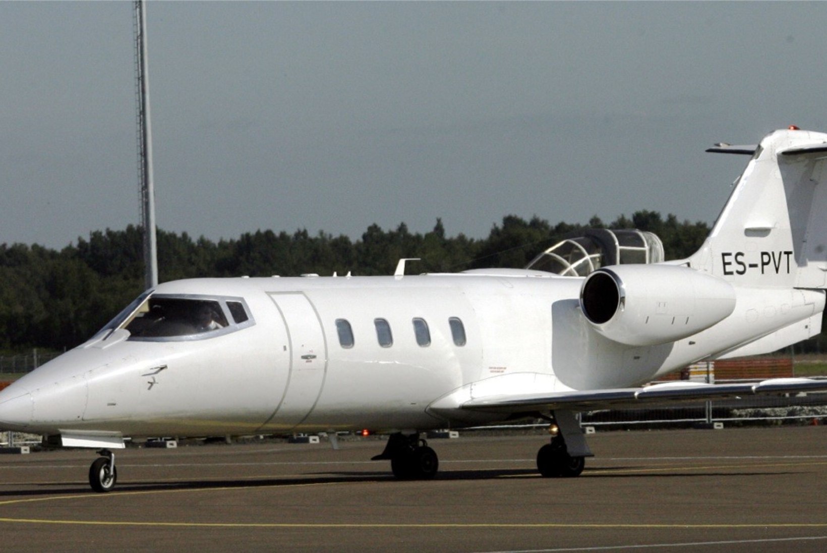 Majandusministeerium kuulutas välja hanke Hiiumaaga lennuühenduse taastamiseks