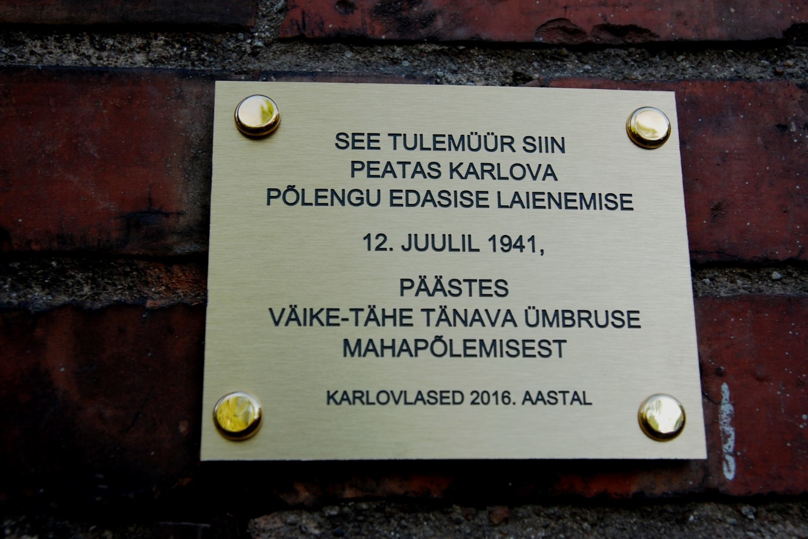 Tartu Karlova linnaosas avati maailma esimene mälestustahvel tulemüürile
