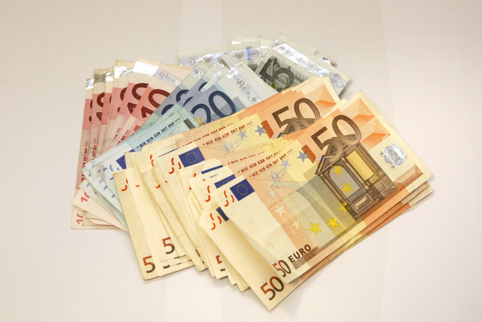 Juubilar sai kingituseks 5000 euro suuruse annetuse Lastefondile