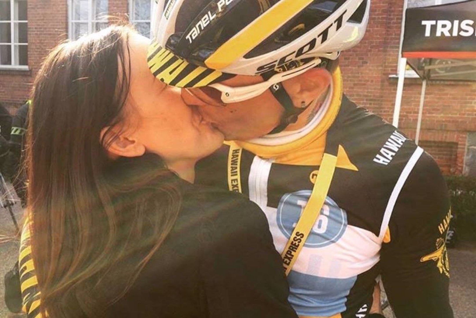 FOTOUUDIS | SPORT JA KIRG: Tanel Padar suudles pärast pikka rattasõitu oma kallimat