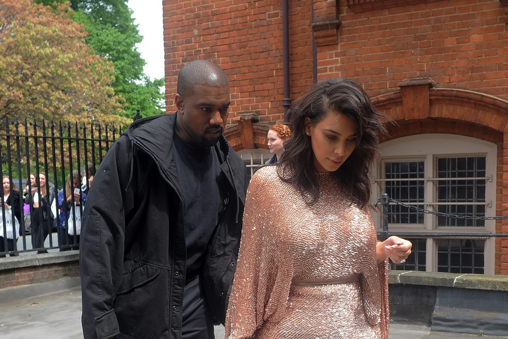 PILTUUDIS | Kim Kardashian puges kuldsesse kleiti