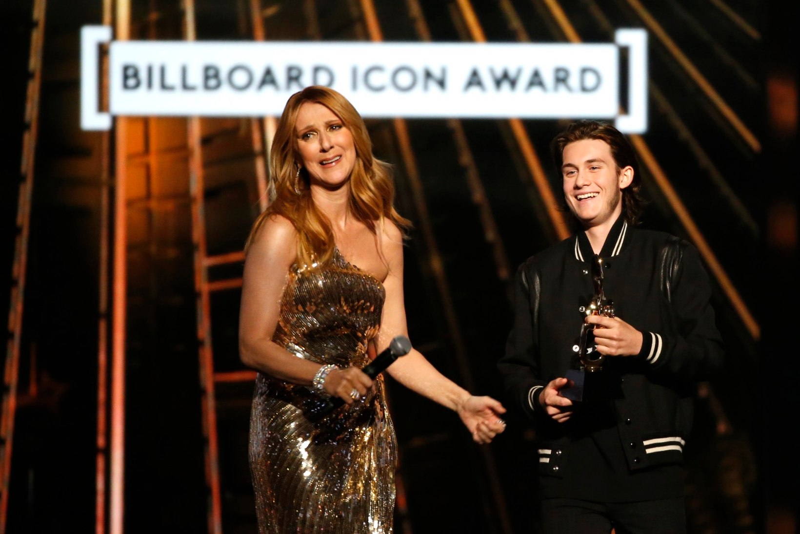 VIDEO | Celine Dioni poja lavale saabumine ajas lauljatari nutma
