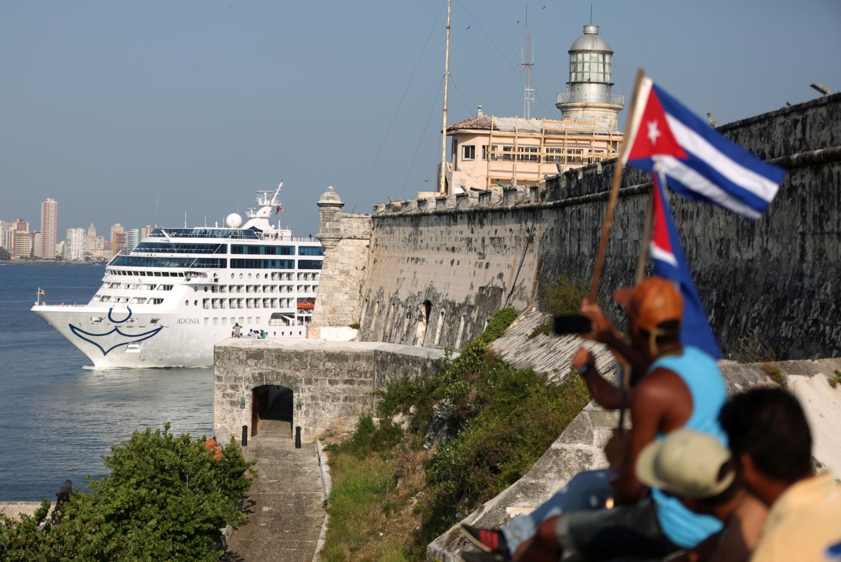 GALERII JA VIDEO | Kuuba pealinna sadamas maabus üle kümnendite esimene USA kruiisilaev