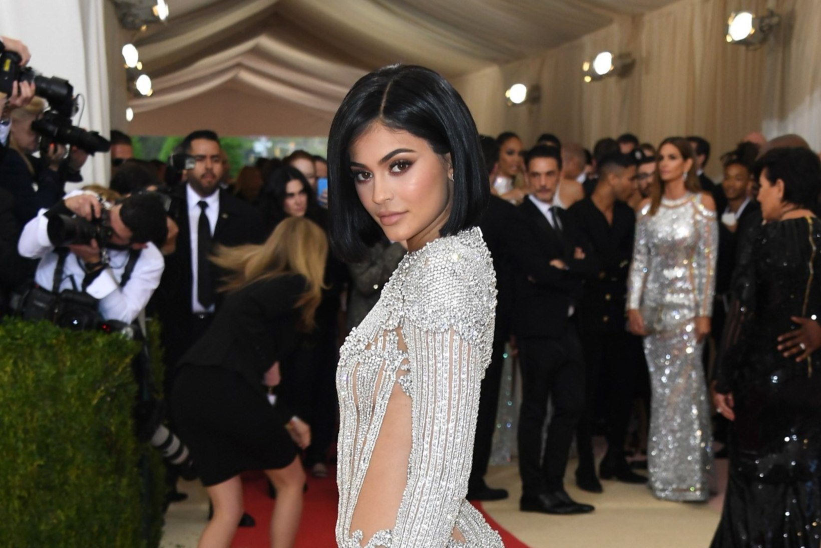 Kylie Jenneri piinad Met galal: Balmaini kleit veristas modelli jalad 
