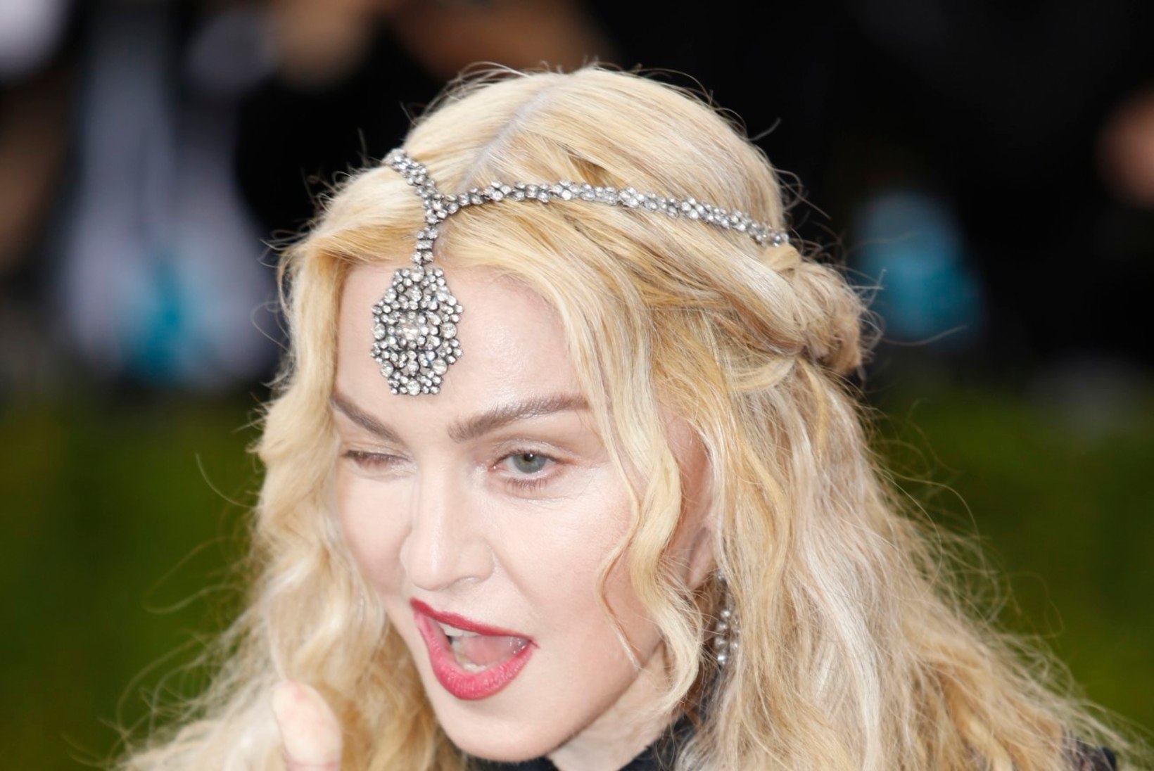 57aastane Madonna paljastas moegalal nii rinnad kui kannikad