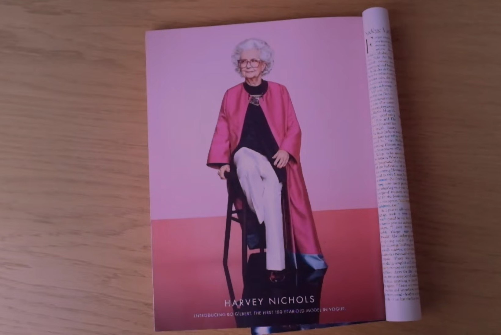 Vogue’i juubelinumbris poseerib 100aastane modell