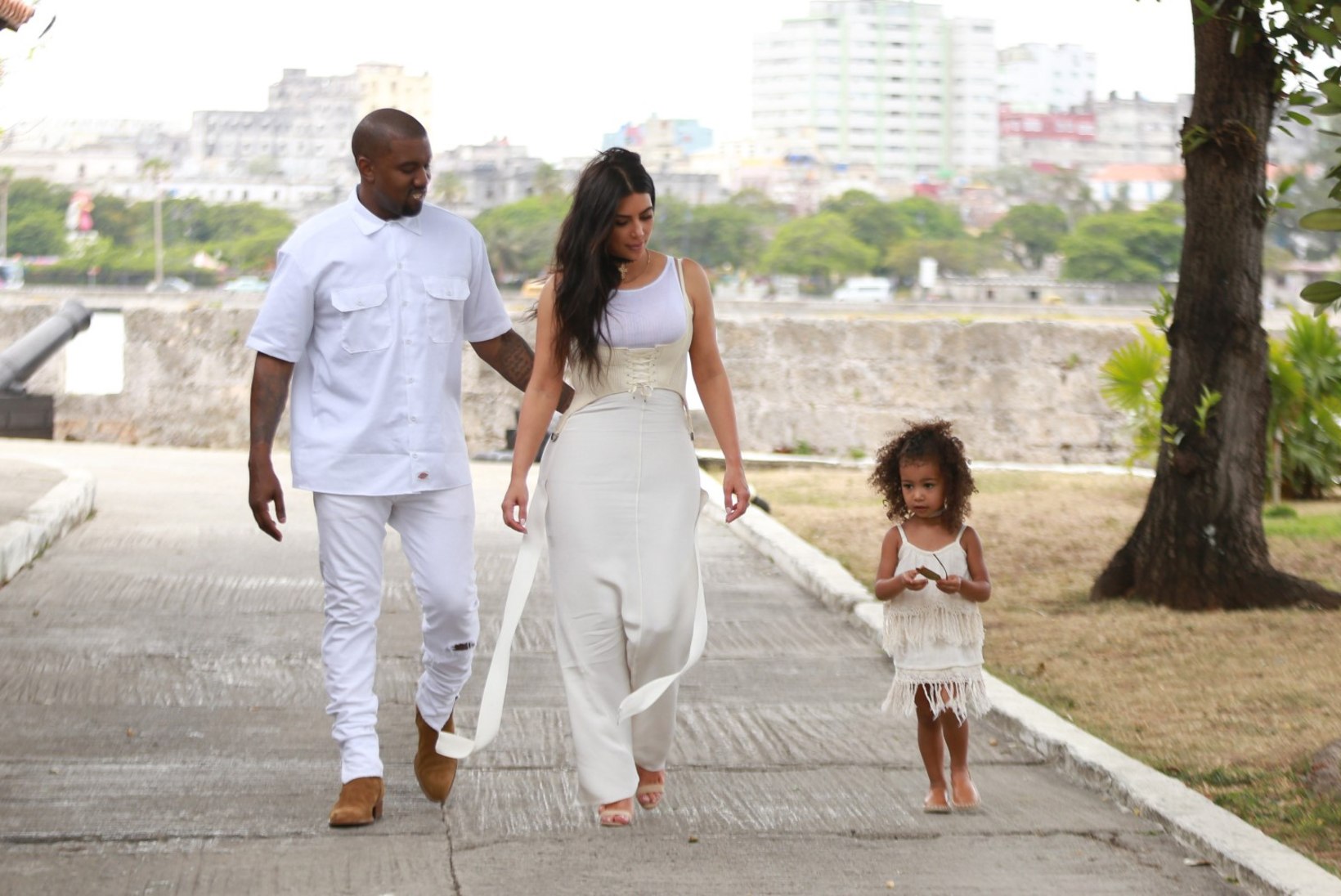 JUSTKUI ARMASTUSFILMIS: Kim, Kanye ja North jalutasid Kuuba pealinnas, beebit aga kaasa ei võetud