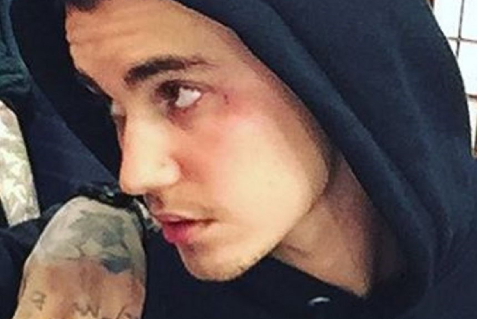 Justin Bieber lasi oma näole tätoveeringu teha