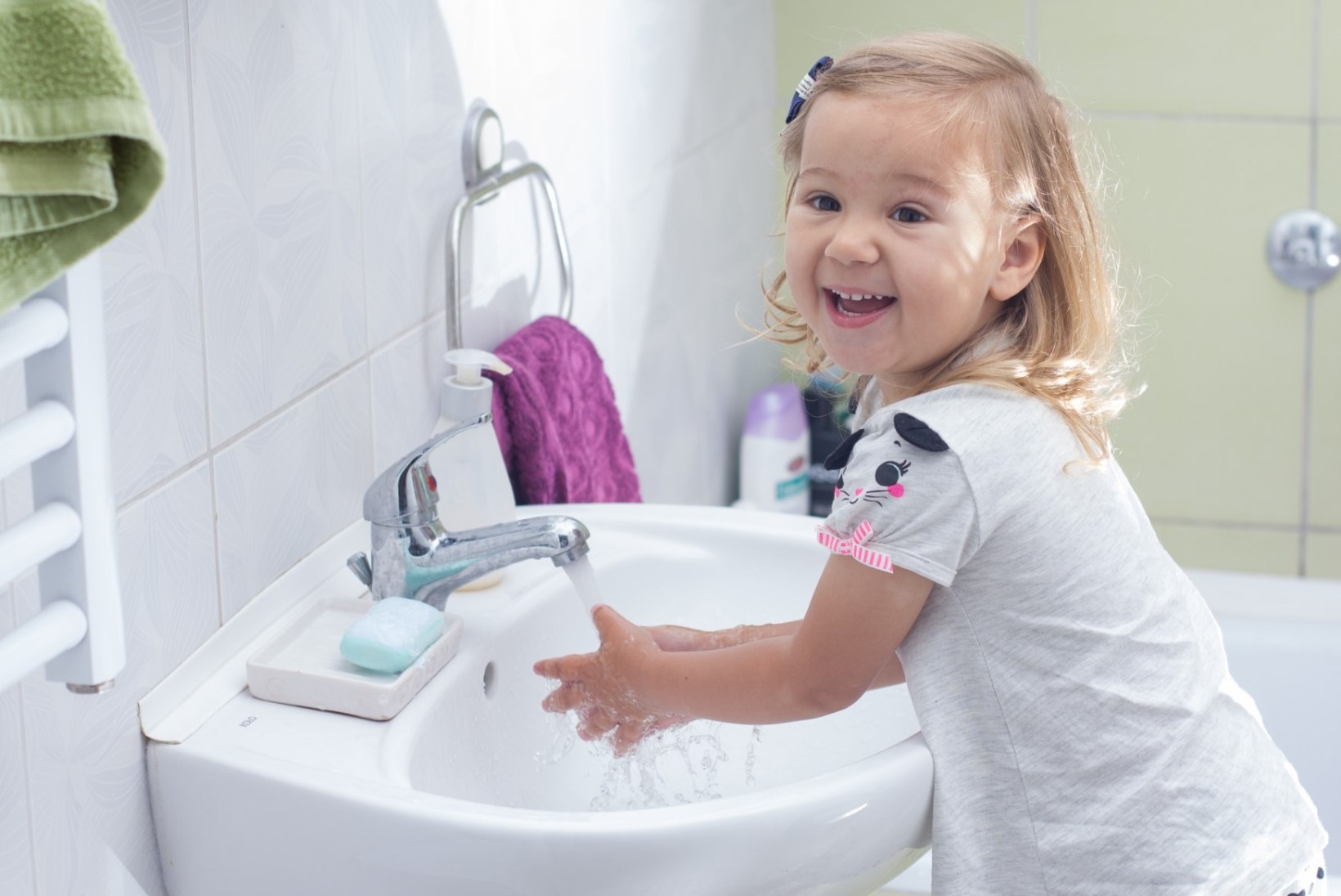 Tudengid õpetavad Tartu lapsi käsi pesema
