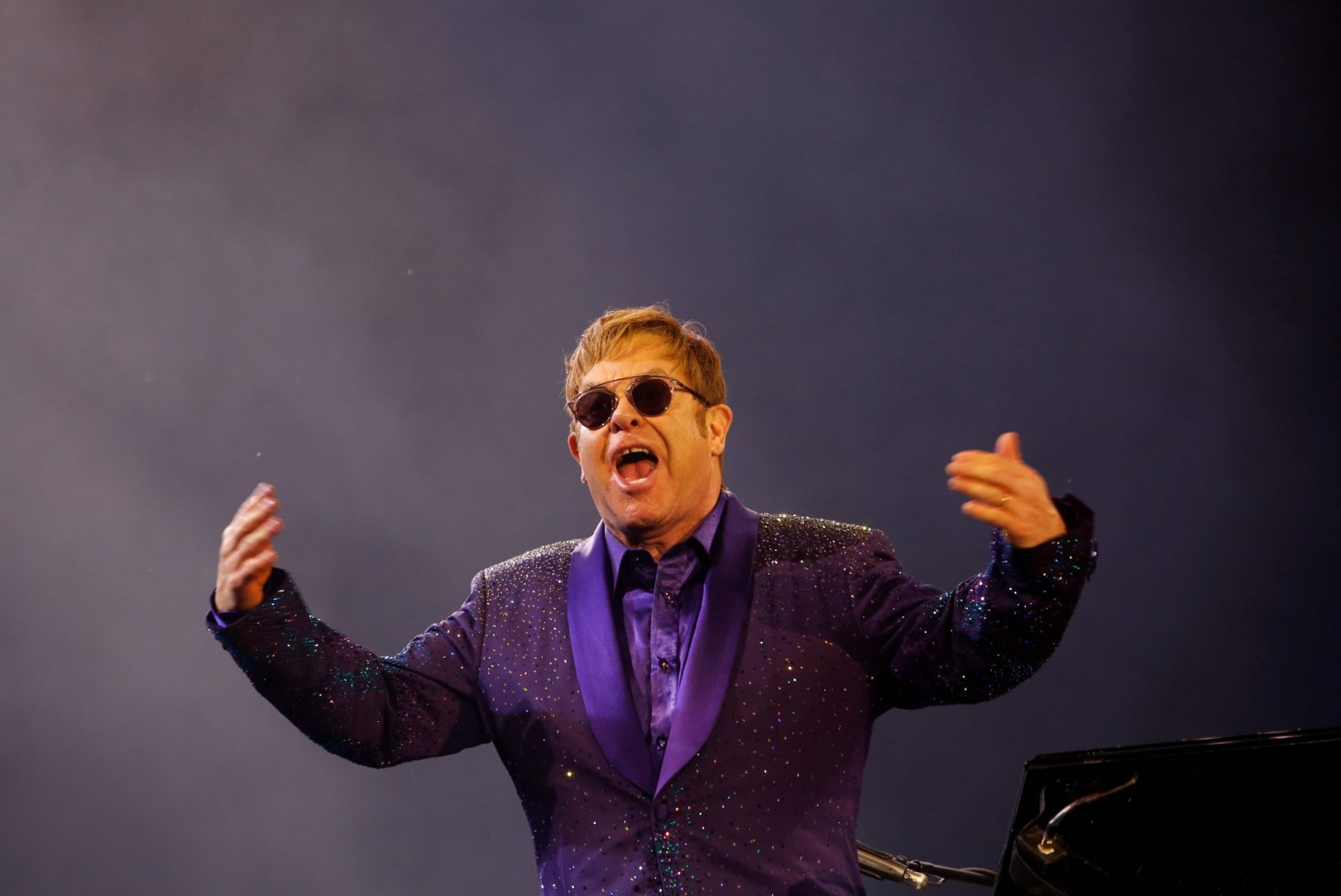 Elton John kärkis publiku ees liigagarate turvameestega