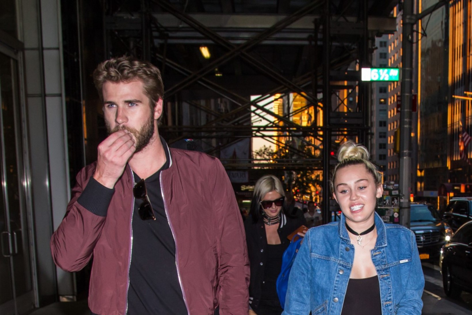 FOTO | Miley Cyrus uhkeldas oma kihlasõrmusega