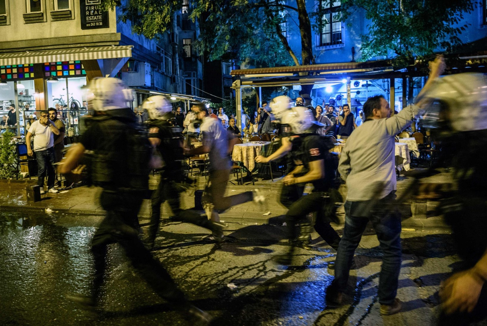 VIDEO | Istanbuli plaadipoes rünnati Radioheadi fänne