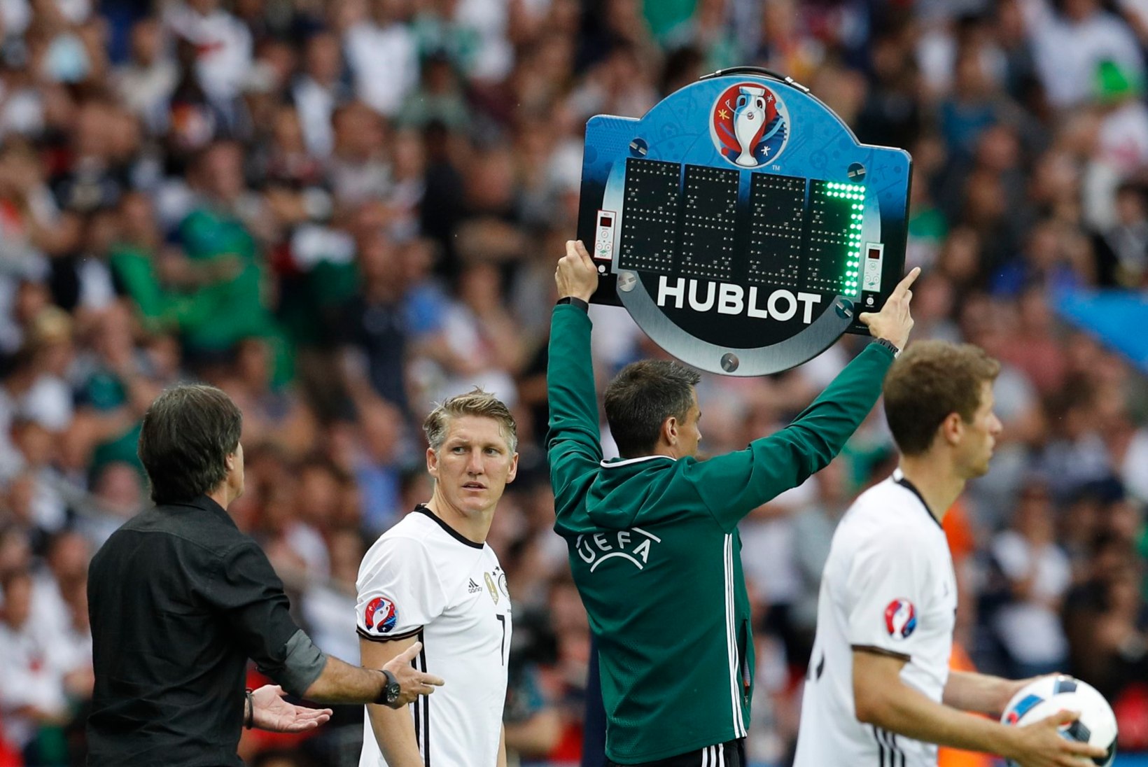 GALERII | Schweinsteiger püstitas rekordi, Saksamaa surus Põhja-Iirimaa põlvili ning Slovakkia sai edasi