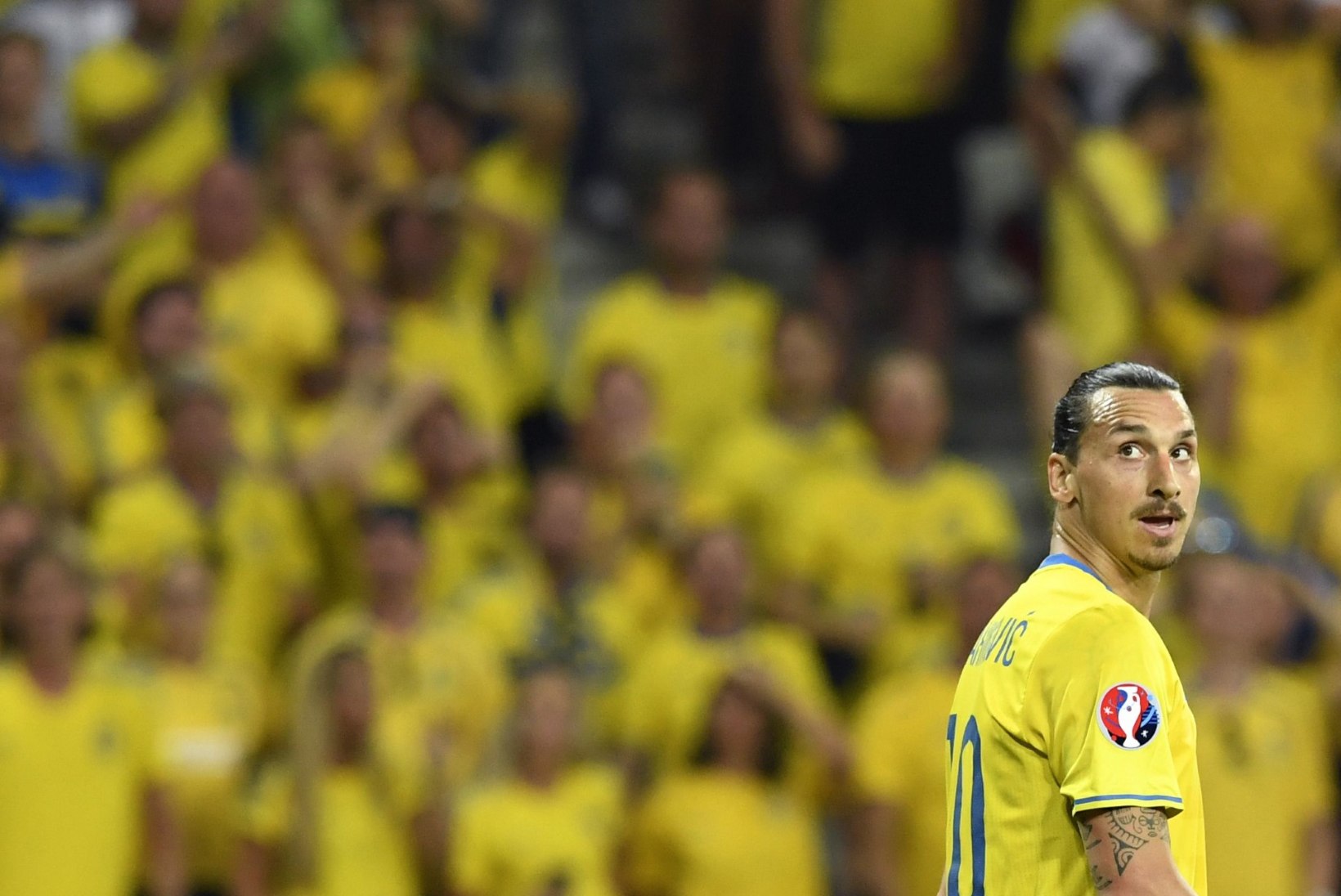 SÜDANTLÕHESTAV VIDEO | Zlatan Ibrahimovic riputas koondisesärgi kodumaal varna