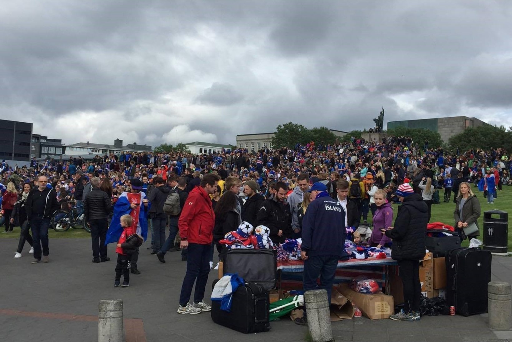 FOTOD ISLANDILT | Tuhanded inimesed on kogunenud Reykjaviki kesklinna jalgpalli vaatama