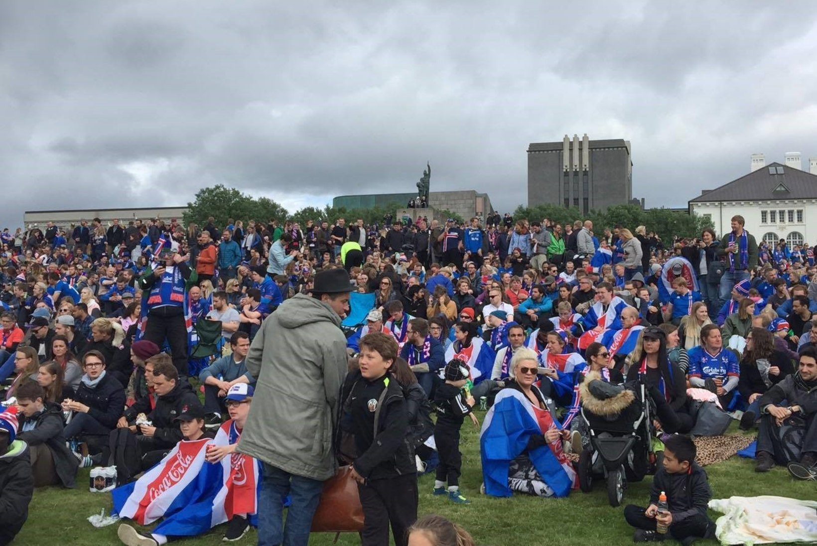 FOTOD ISLANDILT | Tuhanded inimesed on kogunenud Reykjaviki kesklinna jalgpalli vaatama