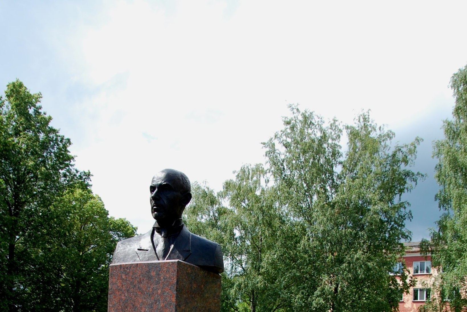 GALERII | Äsjaavatud skulptuur toob Tartu kunagise meeri Karl Luige põranda alt välja