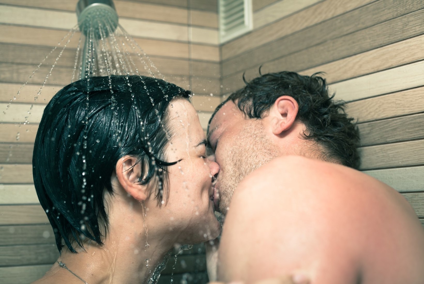 Palav päev ajab koos kaaslasega duši alla jahutust otsima? Siin on mõned põhitõed seksivigastuste vältimiseks!