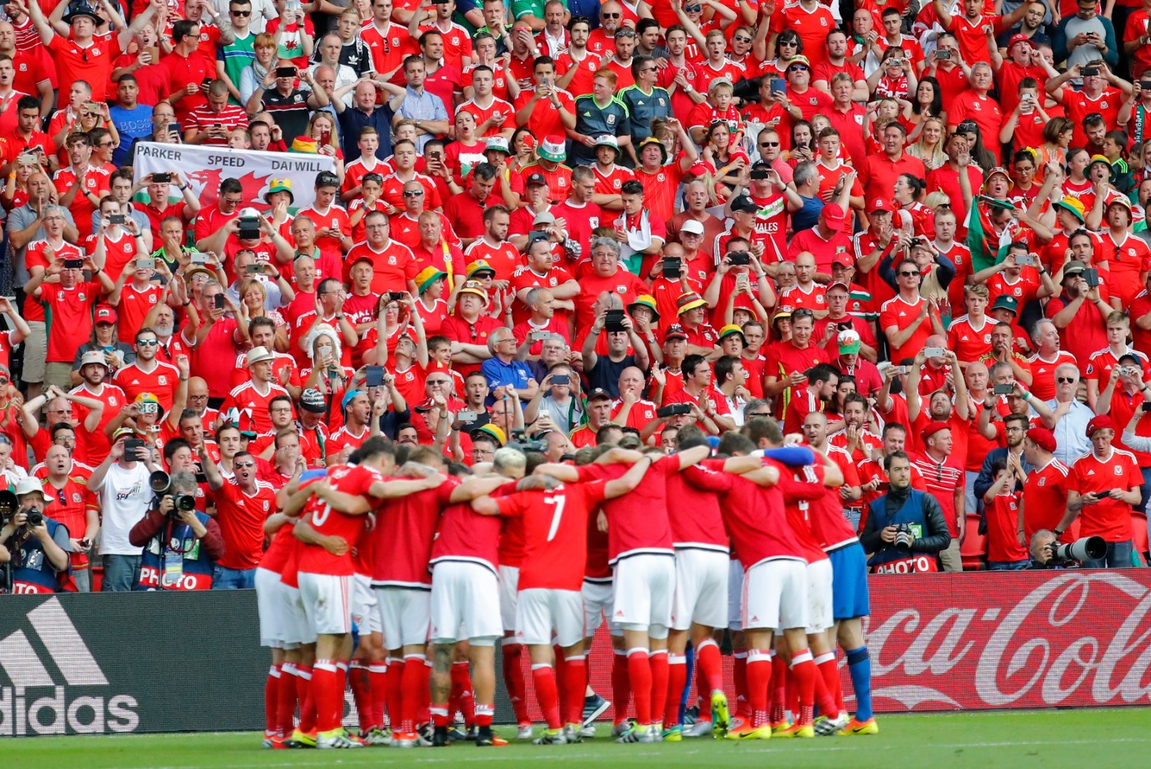 VIDEO | Vaata Walesi meeskonna reaktsiooni, kui Islandi vutiime Inglismaa konkurentsist välja koksas!