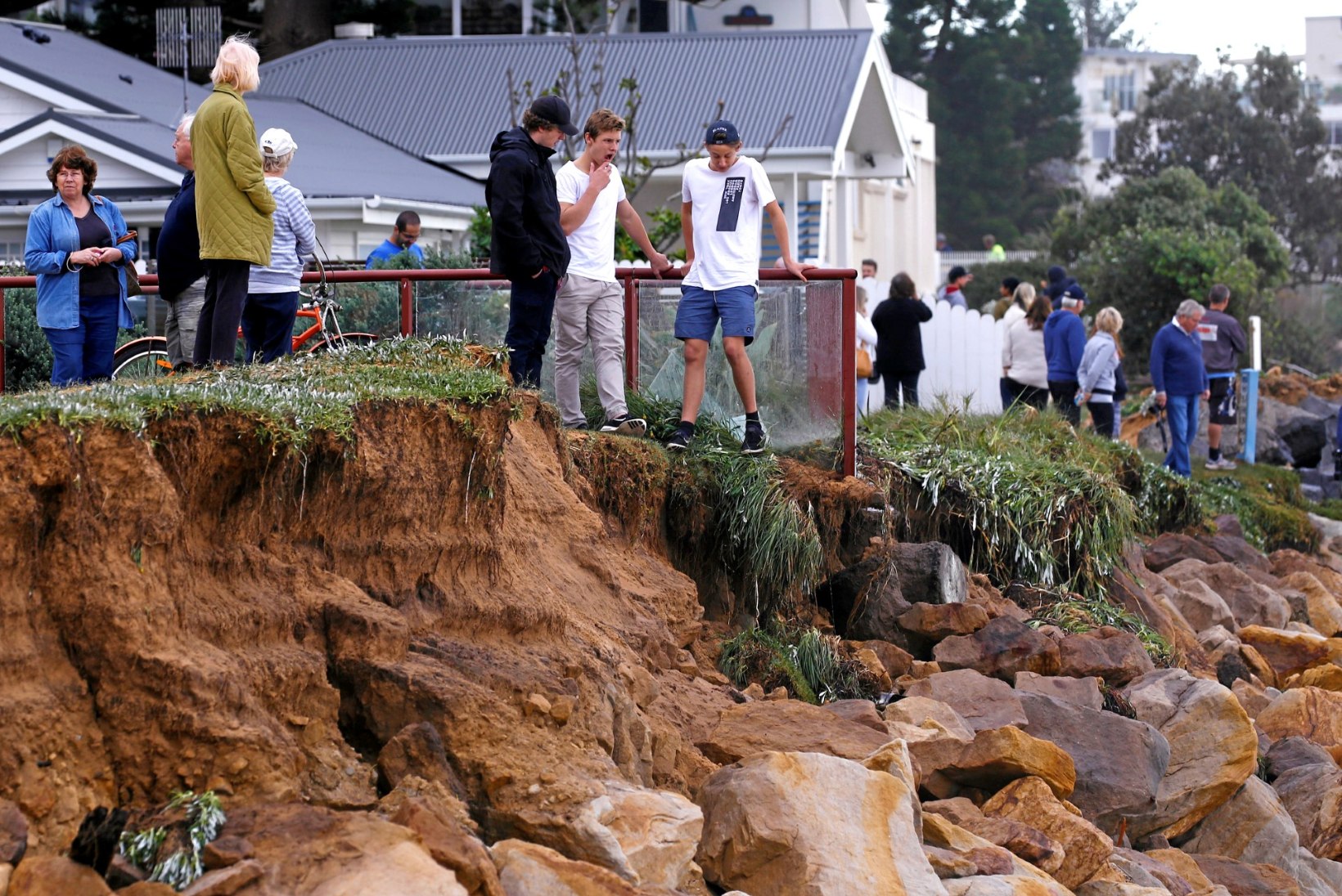GALERII | Austraalia idarannikul möllas tugev torm, on hukkunuid