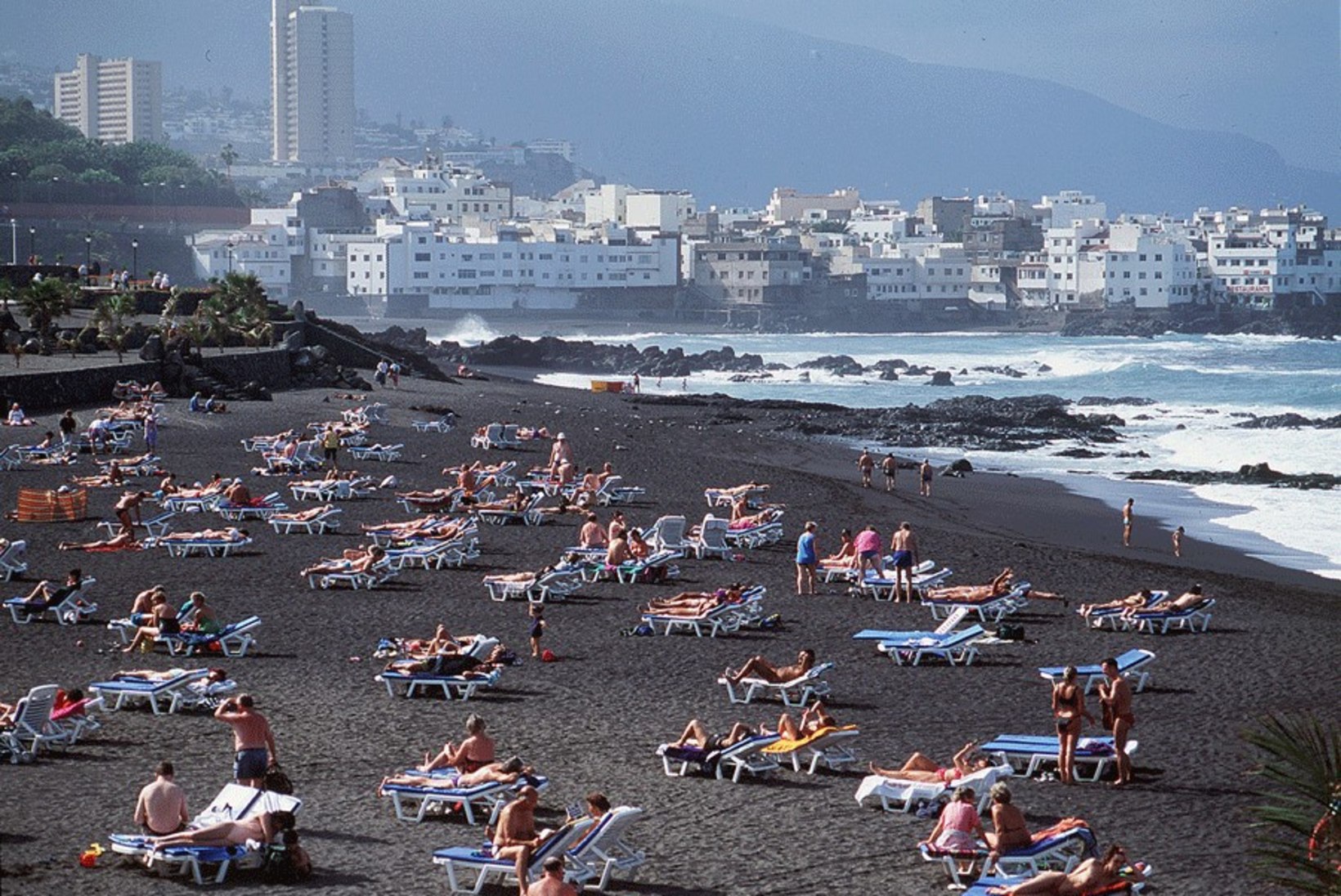 Tenerifel tappis teismeline oma isa, tükeldas ja uputas kohvriga merre