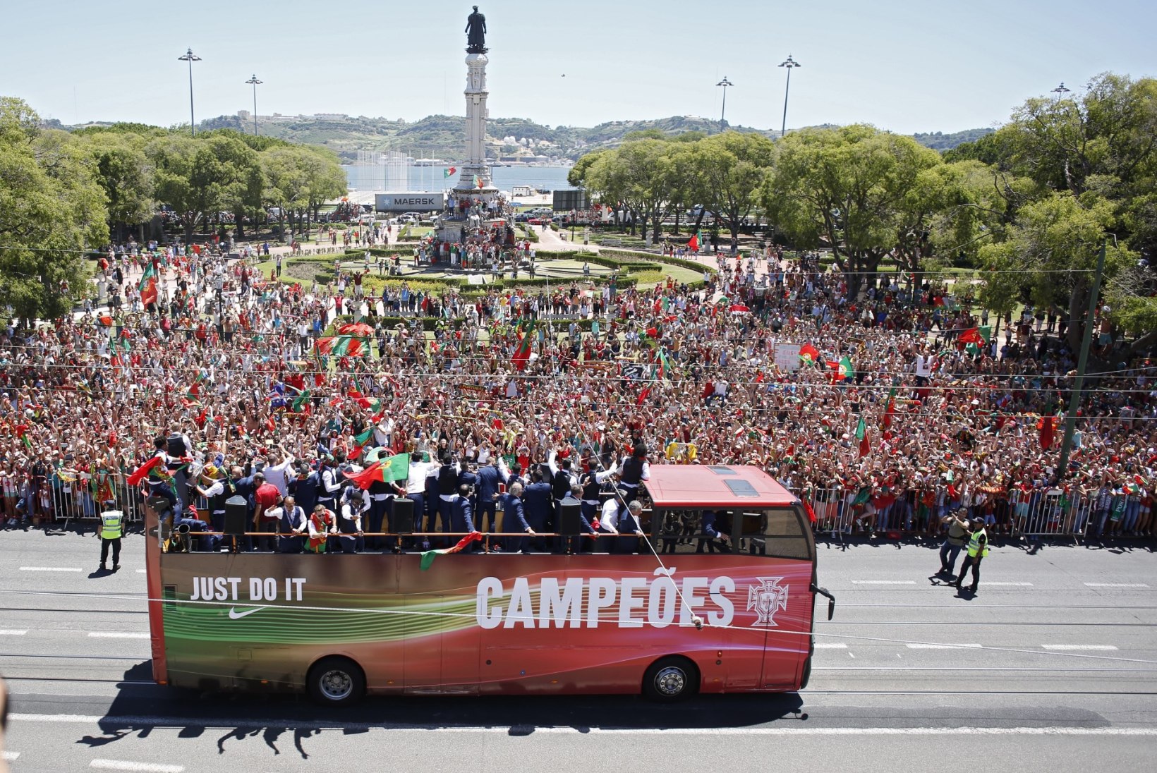 FOTOD | Portugali jalgpallureid tervitasid kodumaal tuhanded inimesed