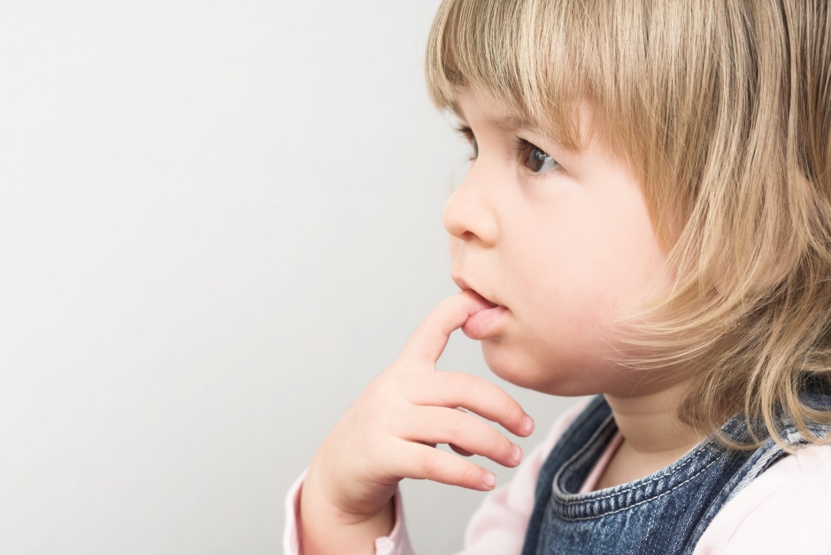 Tohohh! Sõrmede lutsutamine ja küünte närimine päästab lapse allergiast?