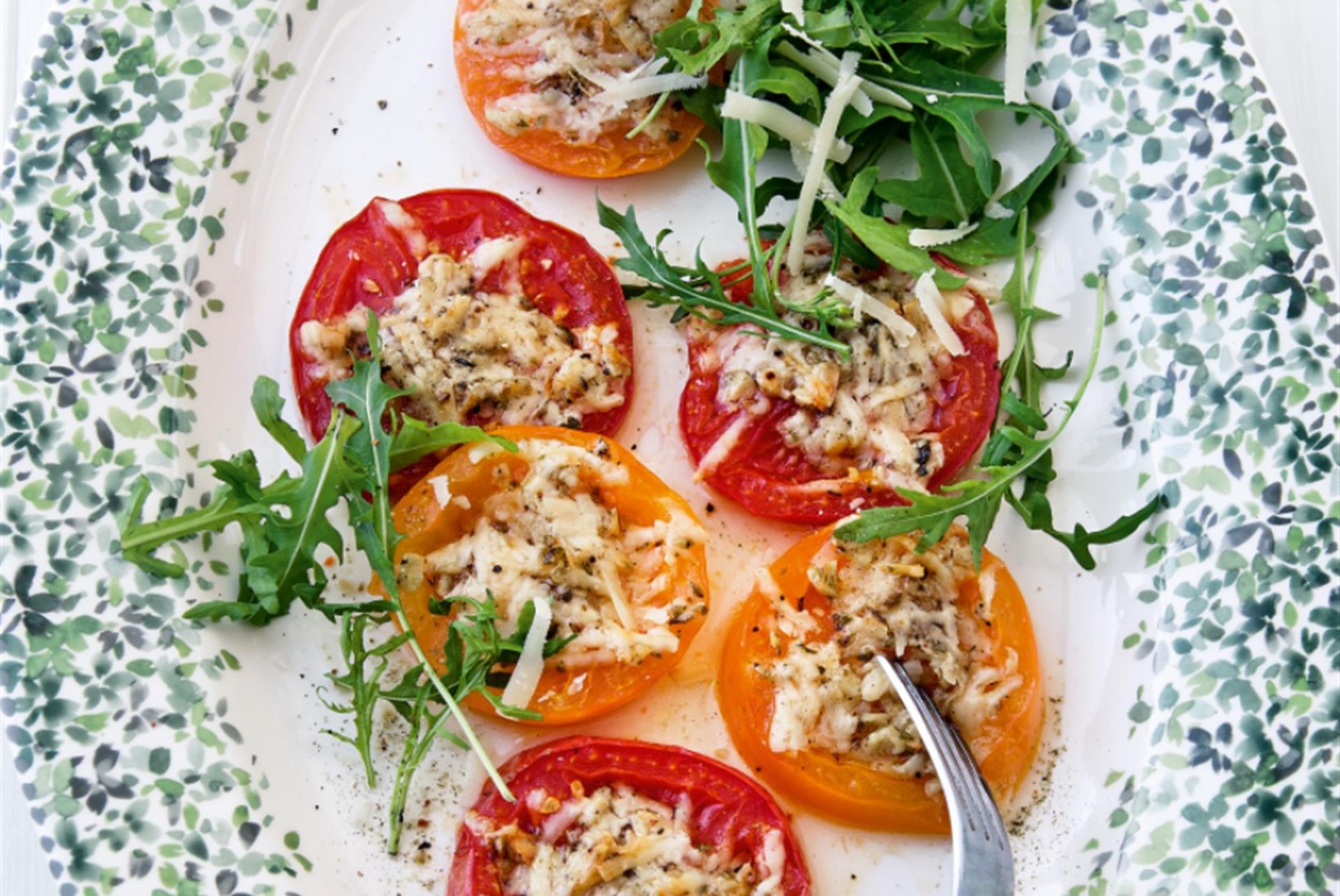 Ürtide ja juustuga röstitud tomatid