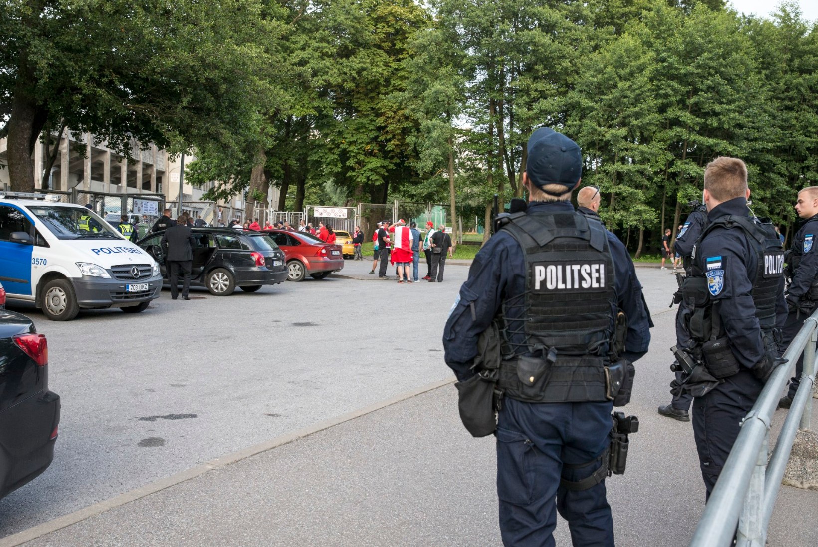 GALERII | Eesti politsei turvas Slavia meeskonda pettunud fännide eest