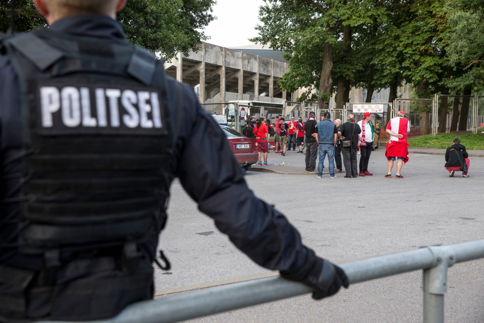 GALERII | Eesti politsei turvas Slavia meeskonda pettunud fännide eest