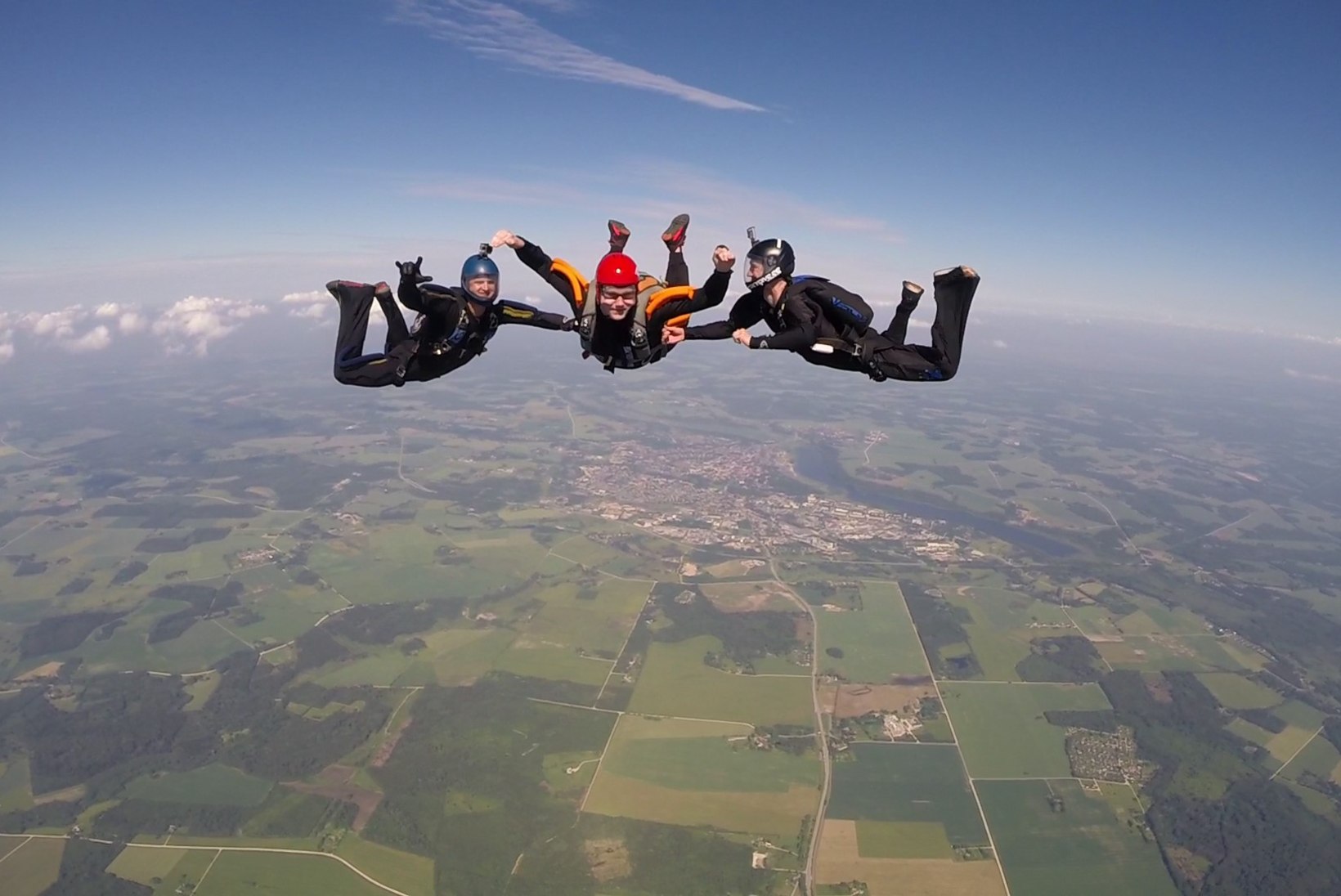 FOTO: Laulja Mikk Mäe sooritas elu esimese langevarjuhüppe!